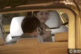 一见你就笑！袁姗姗出酒店手拿苹果不撒手 见狗仔甜笑依旧图片
