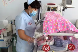 新生儿科护士：“希望我们的孩子幸福健康!”图片