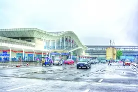 小车可在火车站站前平台下客图片