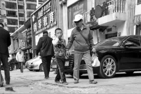 沈阳：饭店地下烟道“裸排” 熏得路人一身味儿图片