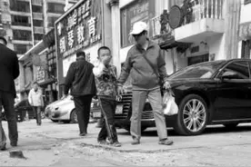 沈阳：饭店地下烟道“裸排” 熏得路人一身味儿图片