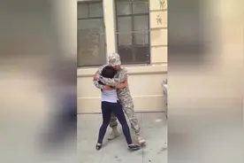 上学的妹妹在学校看到当兵的哥哥，一下扑到他的怀里哭了视频封面