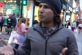 当肌肉男模去逛街，看看路人有什么反应视频封面