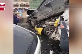 南京江北大道多车追尾“叠罗汉”，现场一片狼藉视频封面