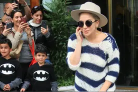 难道怀上了？Gaga蜷身捂肚动作怪异 小腹微凸狂拽衣角图片