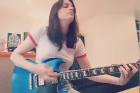 看美女超帅的电吉他演奏，美呆了！视频封面