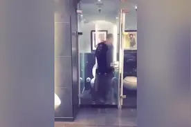 现在的商场都这么高级了 连厕所的门都是透明的了视频封面