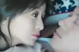 女子醒来后，发现自己躺在爱人怀里，女子更多的是高兴！视频封面