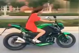 骑摩托车穿裙子，你说尴尬不尴尬视频封面