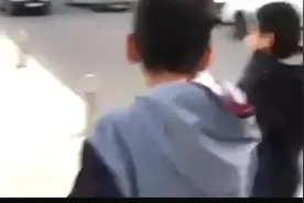 小伙模仿警车报警器实在太像了，与外国男子拳打袋鼠被网友恶搞了视频封面