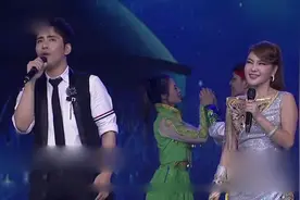 乌兰图雅与男友扎西顿珠合唱《月夜》郎才女貌，好一个搭对！