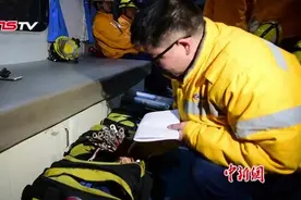 寒冬里铁路“蜘蛛侠”：深夜检修接触网护航春运视频封面
