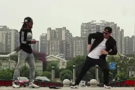 两个外国小哥中国成都街头合作机械舞Do That Dance,超炫酷！