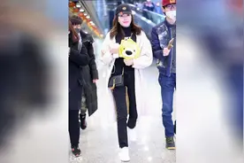 “腿精”江疏影现身机场成行走的广告，苏宁得给江疏影两倍代言费视频封面