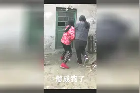 两个妹子尿急抢厕所 一开厕所门顿时傻眼视频封面