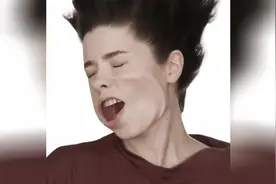 把超强风扇吹向你的口会怎么样？答案是：再美的人也惨不忍睹视频封面