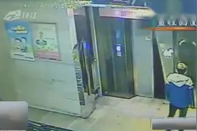 不作死就不会死！杭州小伙踹开电梯门在一脚踏空 从4楼摔下重伤视频封面