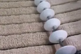 实拍方便面生产全过程，机器一转炸好的面饼都出来了，看完有点饿