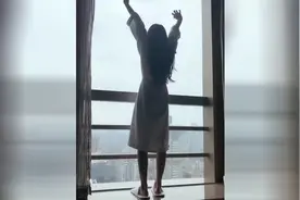 人气女网红刚睡醒的样子，让人翩翩联想视频封面