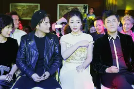 组图：柳岩真人秀带父母出国旅行 发布会现场放言不担心剪刀手图片