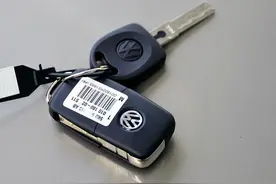 车钥匙被锁在车内该怎么办？图片