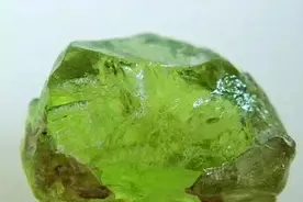 古玩市场这些五颜六色的漂亮石头你都认识吗？图片