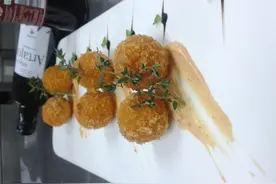 西班牙火腿丸子配藏红花酱图片
