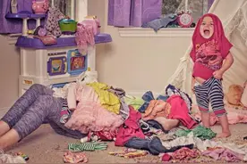 妈妈用照片记录照顾宝宝时被逼疯的N个混乱尴尬瞬间，你有同感吗图片