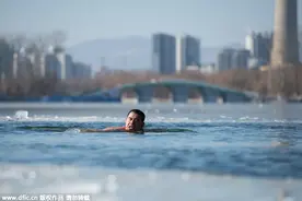 大爷大妈冬泳play 年轻人你敢约么？图片