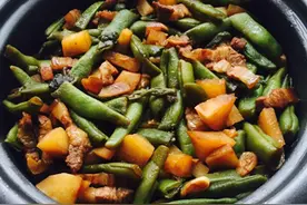 冬天必须吃的豆角土豆焖饭做法 有荤有素 绝对下饭！图片