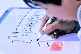2岁成“中度脑残”，心算16位数字难题，他的速度竟赢过计算器图片