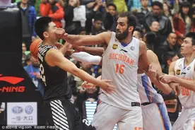 千万要尊重对手否则要闯祸！细数篮球赛场因违反潜规则引发的冲突图片