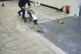 看下人家是怎么拆地板砖的，这工具估计没多少人见过！