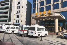 医院院长坠楼 女儿称遭殴打“对他的打击是致命的”图片