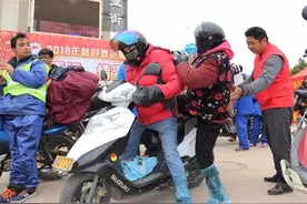 七旬奶奶随“摩托大军”冒严寒骑行千里回家图片