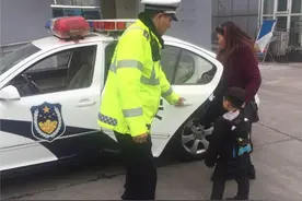 婆孙乘大巴回家被遗忘高速服务区 警民伸援手助他们回家图片