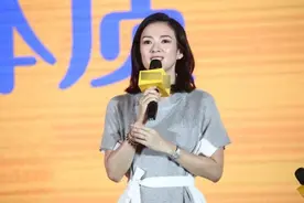 章子怡订制女儿专属吊坠不离身 暗示或生二胎图片