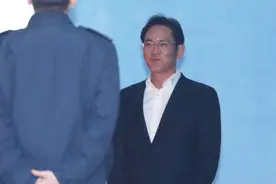 三星太子李在镕被关一年后获释 强忍微笑图片