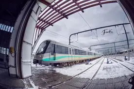 震撼：列车在雪中风驰电掣「大片」超广角镜头下的“地铁雪景”图片