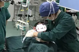 宝贝，别哭……如果没有这些照片，我们也许不会知道冰冷的手术室内其实是暖暖的图片