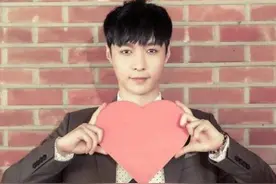 明星被粉丝表白后有什么反应，张艺兴很呆萌图片