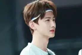 原来这些男明星个个都是近视眼，陈伟霆倒洒酒水还镇定自若图片