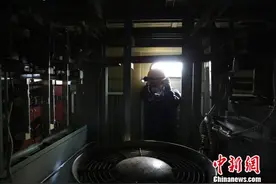 探访火车头“除尘师”：尘土飞扬中作业(组图)图片