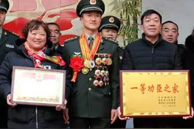 父母励子爱军习武 儿子勇当特战尖兵图片