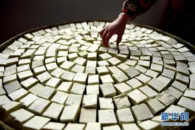 湖北恩施：“霉豆腐”是这样“炼”成的图片