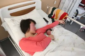 就在今天早上，她在公交车上生了个孩子！图片