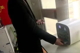 共享充电宝现身漯河街头 扫码即可取走图片