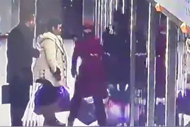 武汉地铁一乘客强行冲车厢被屏蔽门卡住，值班员飞奔过去拽出图片