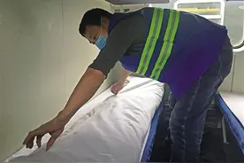 铁路春运幕后工作岗位大揭秘 11年练成拿手绝活：单人换被罩只需20秒图片