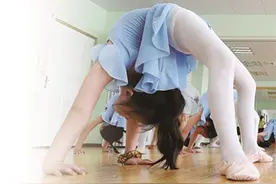 6岁女孩学跳舞 练“下腰”受伤致终身瘫痪图片